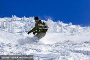 bsports体育-滑雪选手雪中表现出色，速度刷新记录